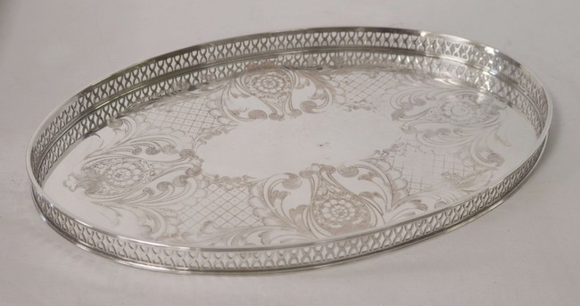 GRAND PLATEAU ovale en métal argenté à décor...