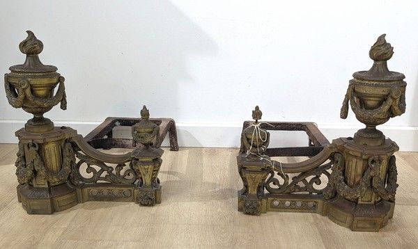 PAIRE DE CHENETS en bronze à deux pots à...