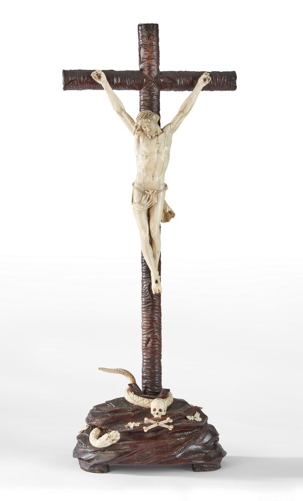 CRUCIFIX avec Christ en ivoire sculpté, croix...
