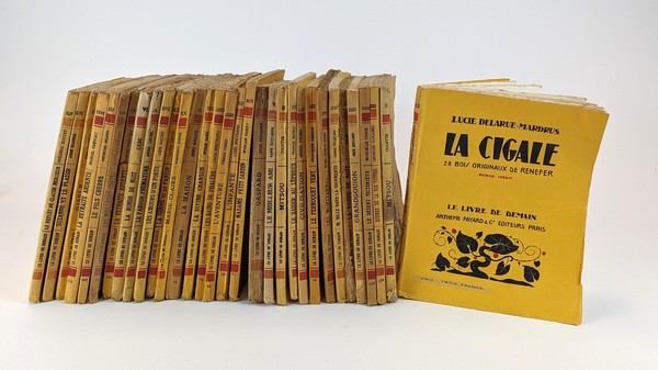 EDITIONS POPULAIRES - Réunion de 32 volumes...