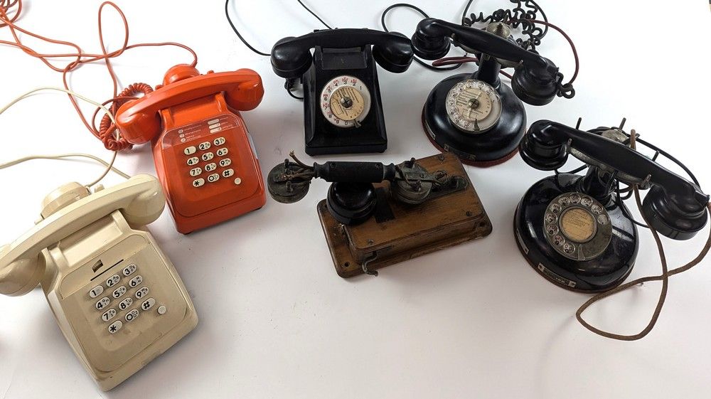 LOT DE CINQ TELEPHONES anciens ET UN PORTE...