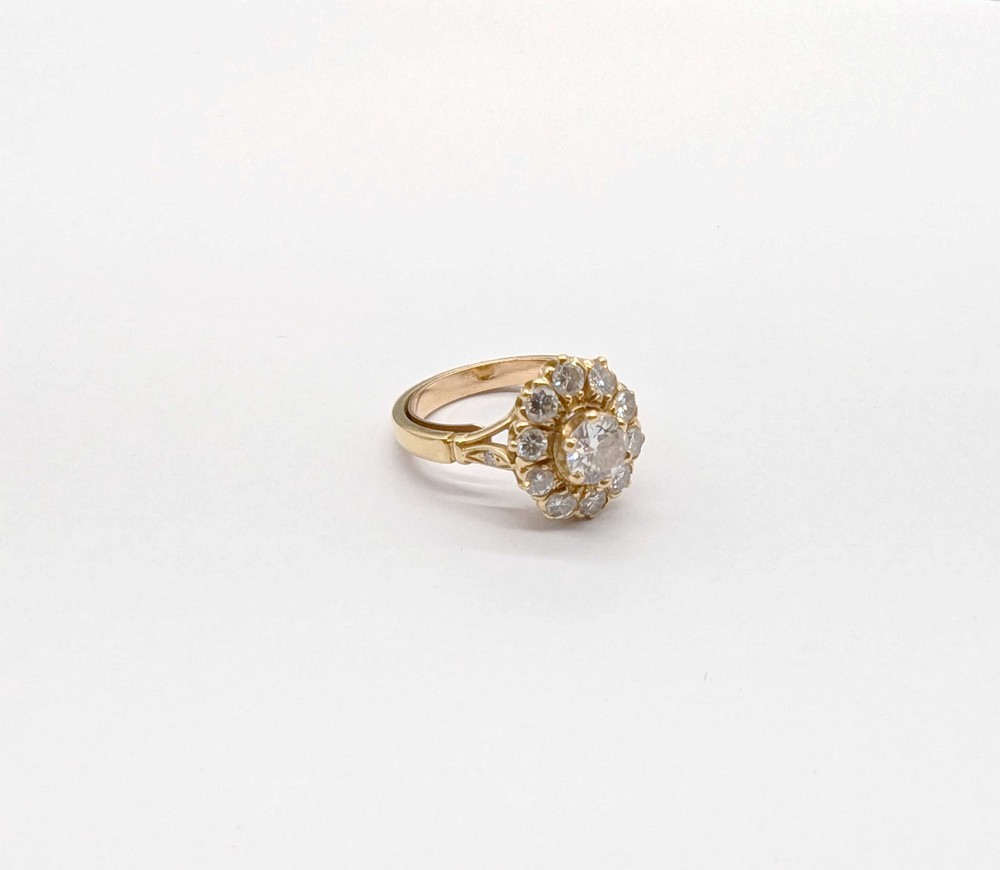 BAGUE MARGUERITE en or (750) diamant central...