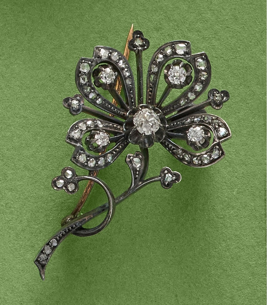 BROCHE FLEUR en or (750) et argent. Fleur...