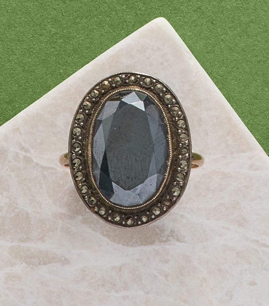 BAGUE en or (750) plateau ovale en argent...