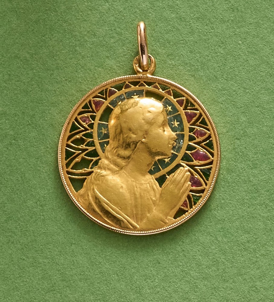 MEDAILLE DE BAPTEME en or (750) et émaux...