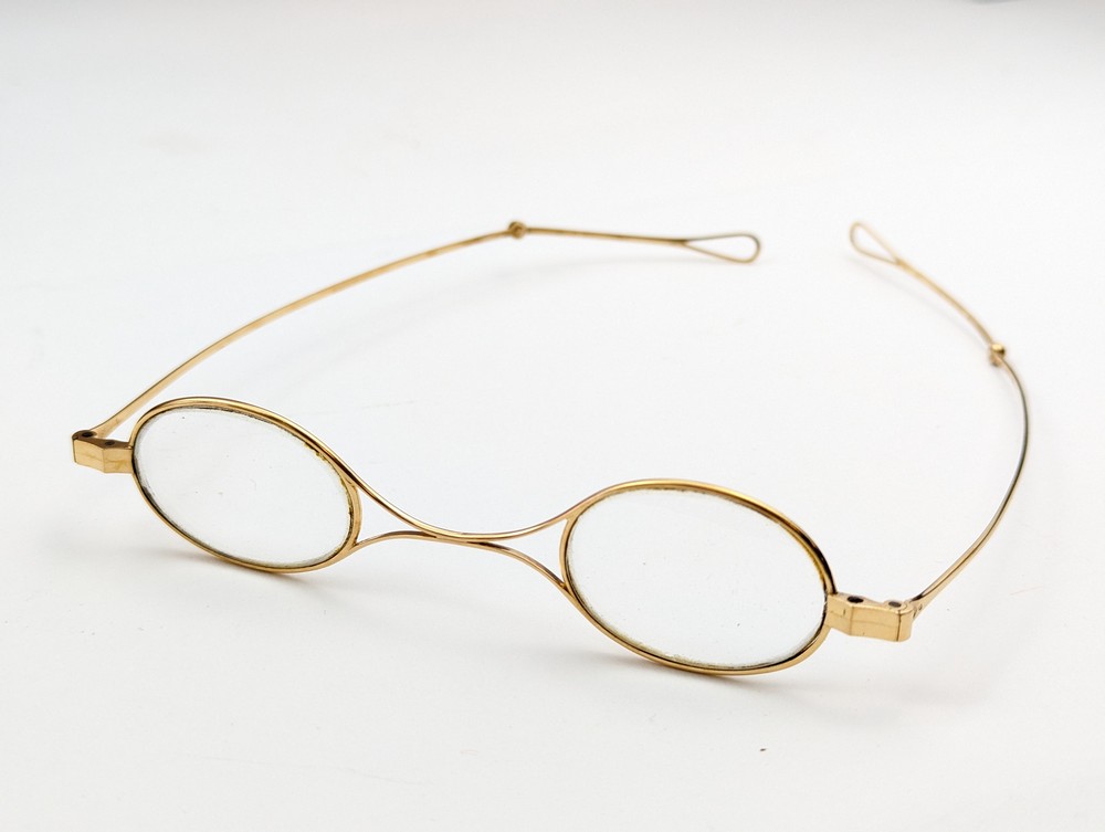 PAIRE DE LUNETTES à monture en or (750).