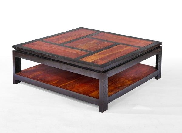 TABLE BASSE carrée, en bois exotique et laquée...