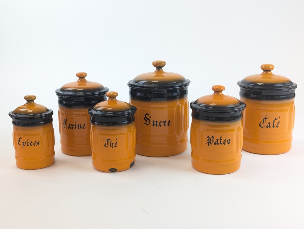 SUITE DE SIX POTS en cuivre émaillé orange...