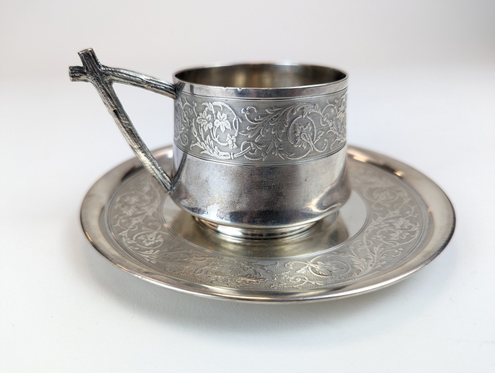 TASSE ET SA SOUCOUPE en argent (950) ciselé...