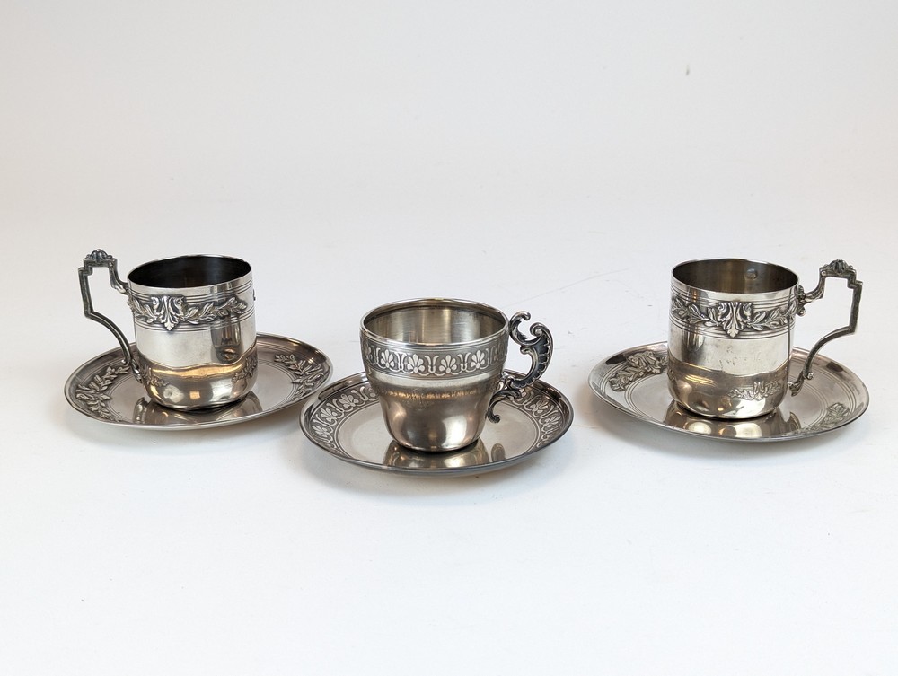 TROIS TASSES ET SOUS-TASSES en argent (950),...