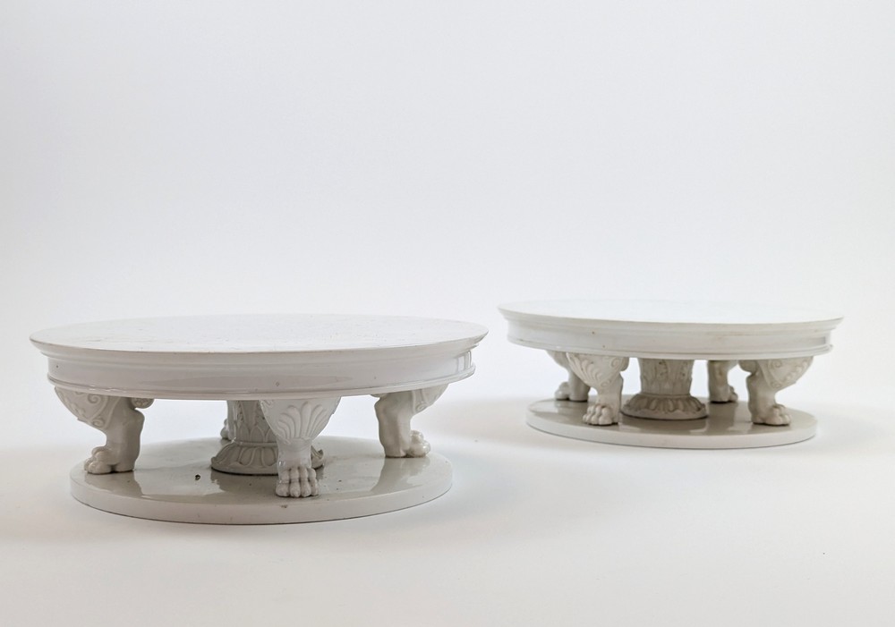 PAIRE DE PLATEAUX CENTRE-DE-TABLE en porcelaine...