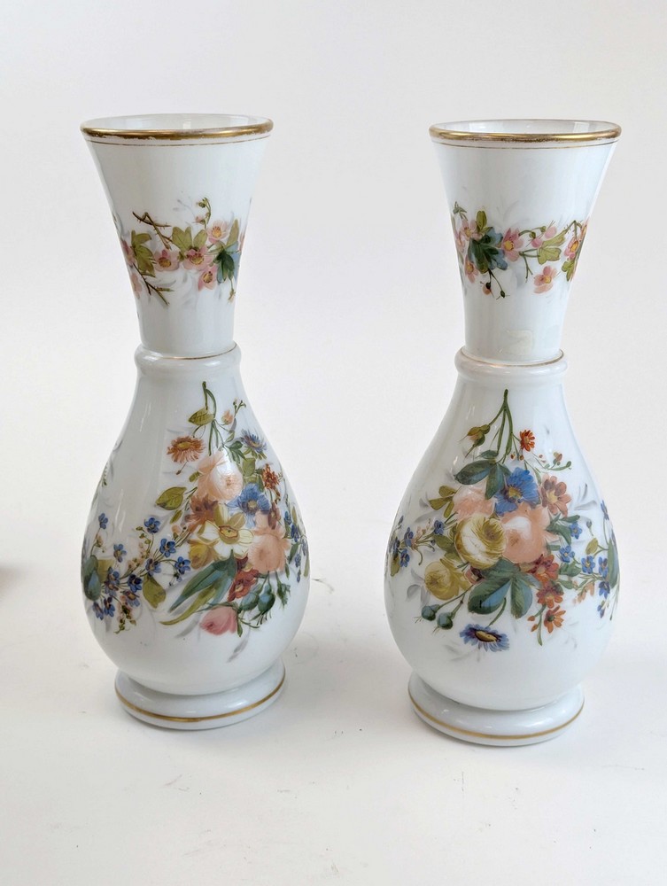 PAIRE DE VASES balustres en opaline blanche...