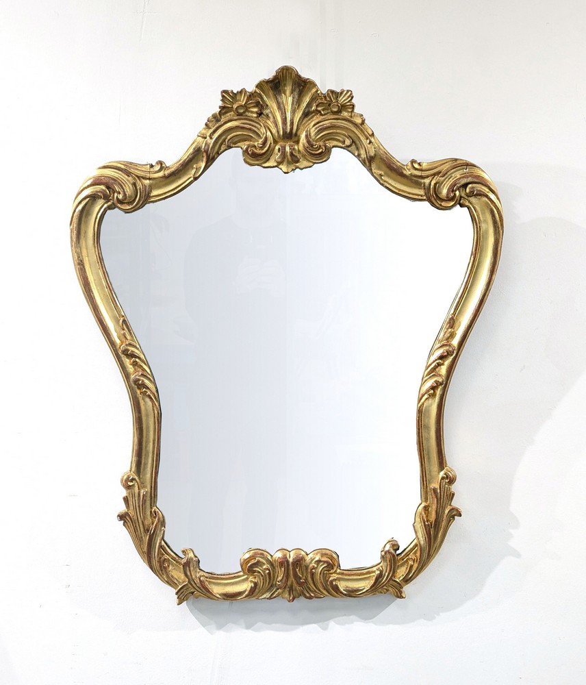 MIROIR à cadre en bois doré et sculpté de...