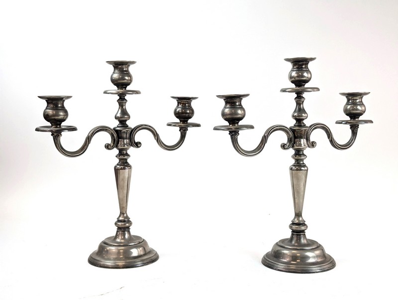 PAIRE DE CANDELABRES à trois lumières en...