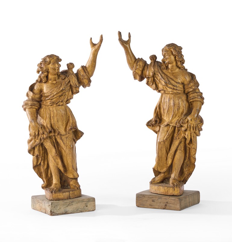 DEUX STATUETTES D'AORANTS drapés en bois...