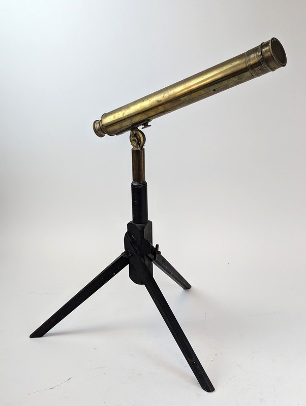 PETIT TELESCOPE DE TABLE en laiton doré et...