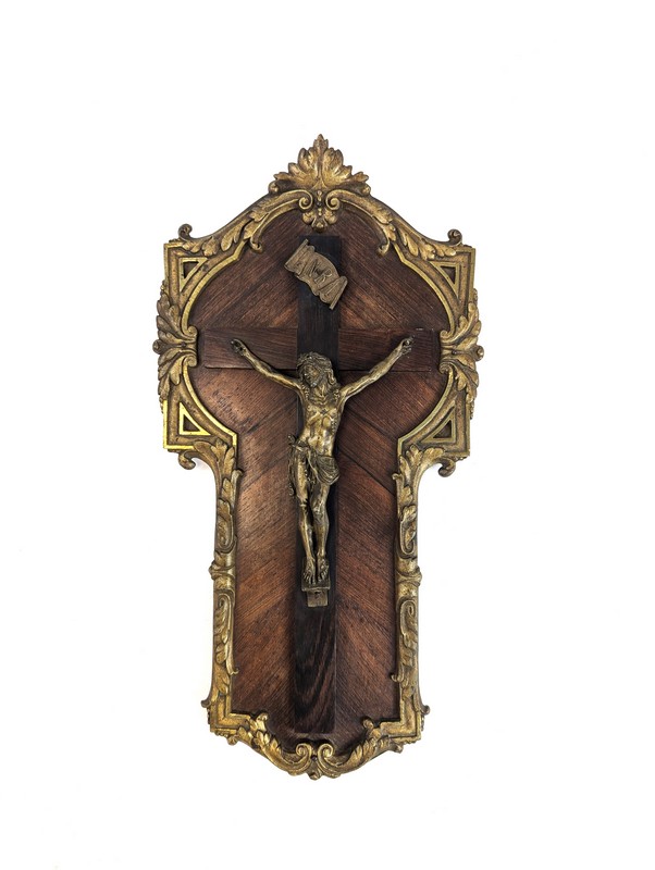 CRUCIFIX en placage de palissandre avec Christ...