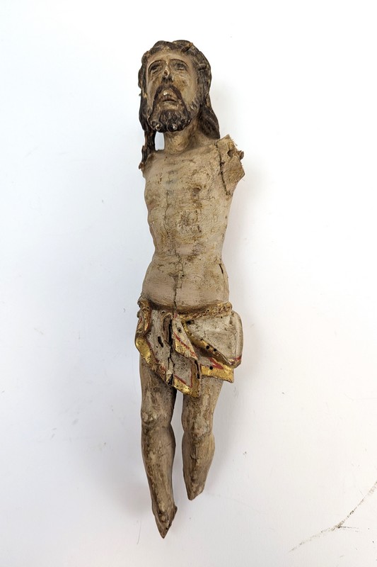 CHRIST en bois sculpté polychrome, la tête...