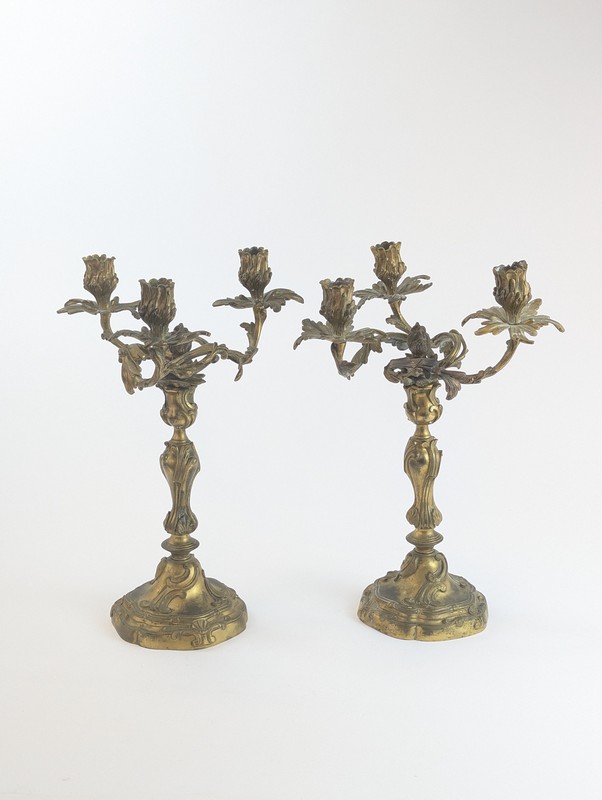 PAIRE DE CANDELABRES en bronze doré à trois...