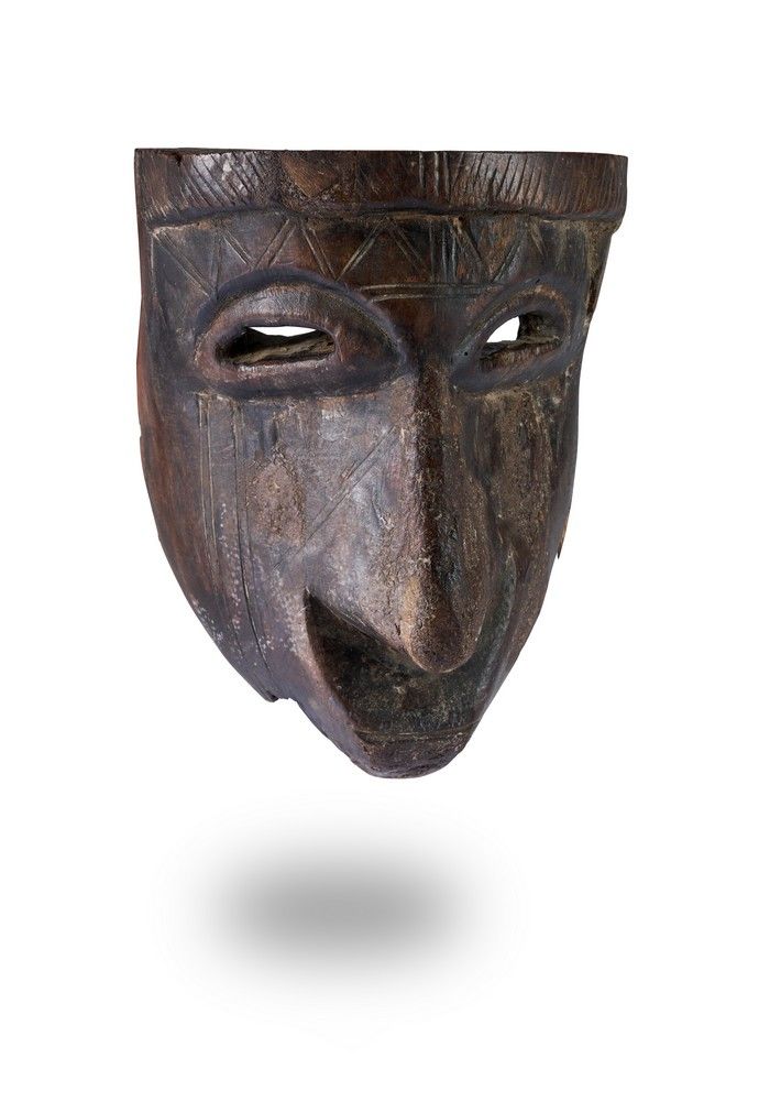 MASQUE de personnage aux scarifications frontales...