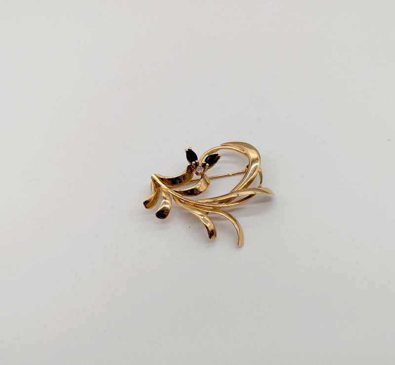 BROCHE en or (750) stylisant un branchage...