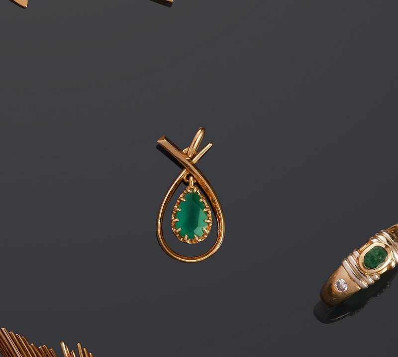 PENDENTIF en or (750) et chrysoprase poi...