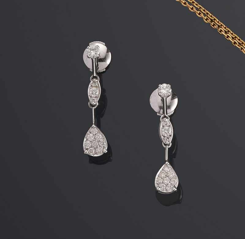 PAIRE DE PENDANTS D'OREILLES en or gris (750)...