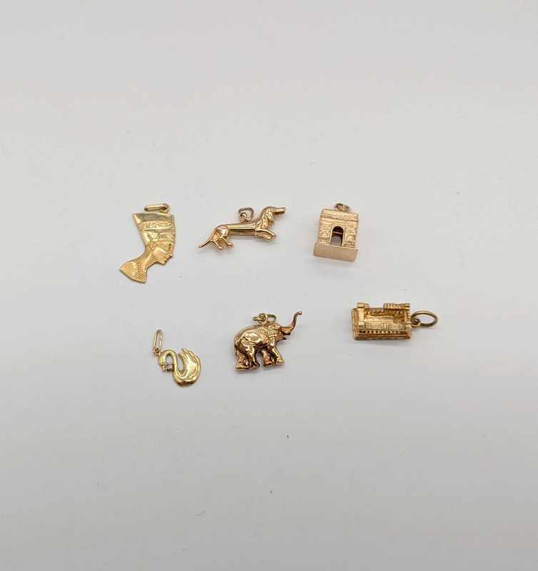 SIX PETITS PENDENTIFS ou BRELOQUES en or...