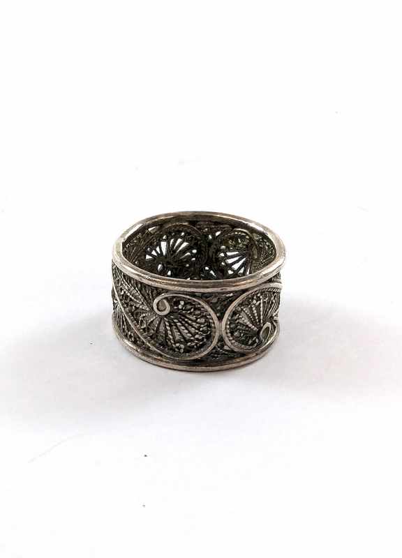 LARGE BAGUE anneau en argent filigrané.