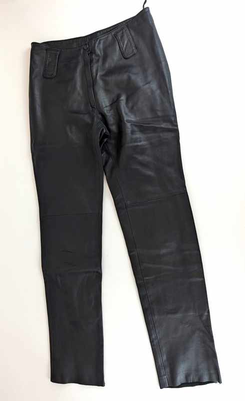 PANTALON en cuir noir ouvrant par un bouton...