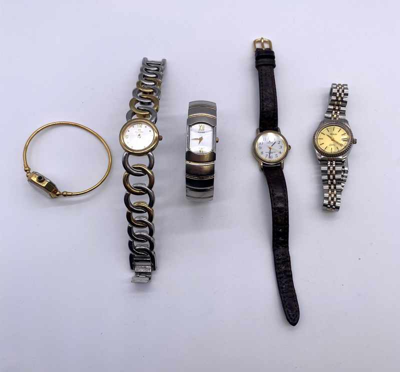 CINQ MONTRES bracelets de dame, en acier,...