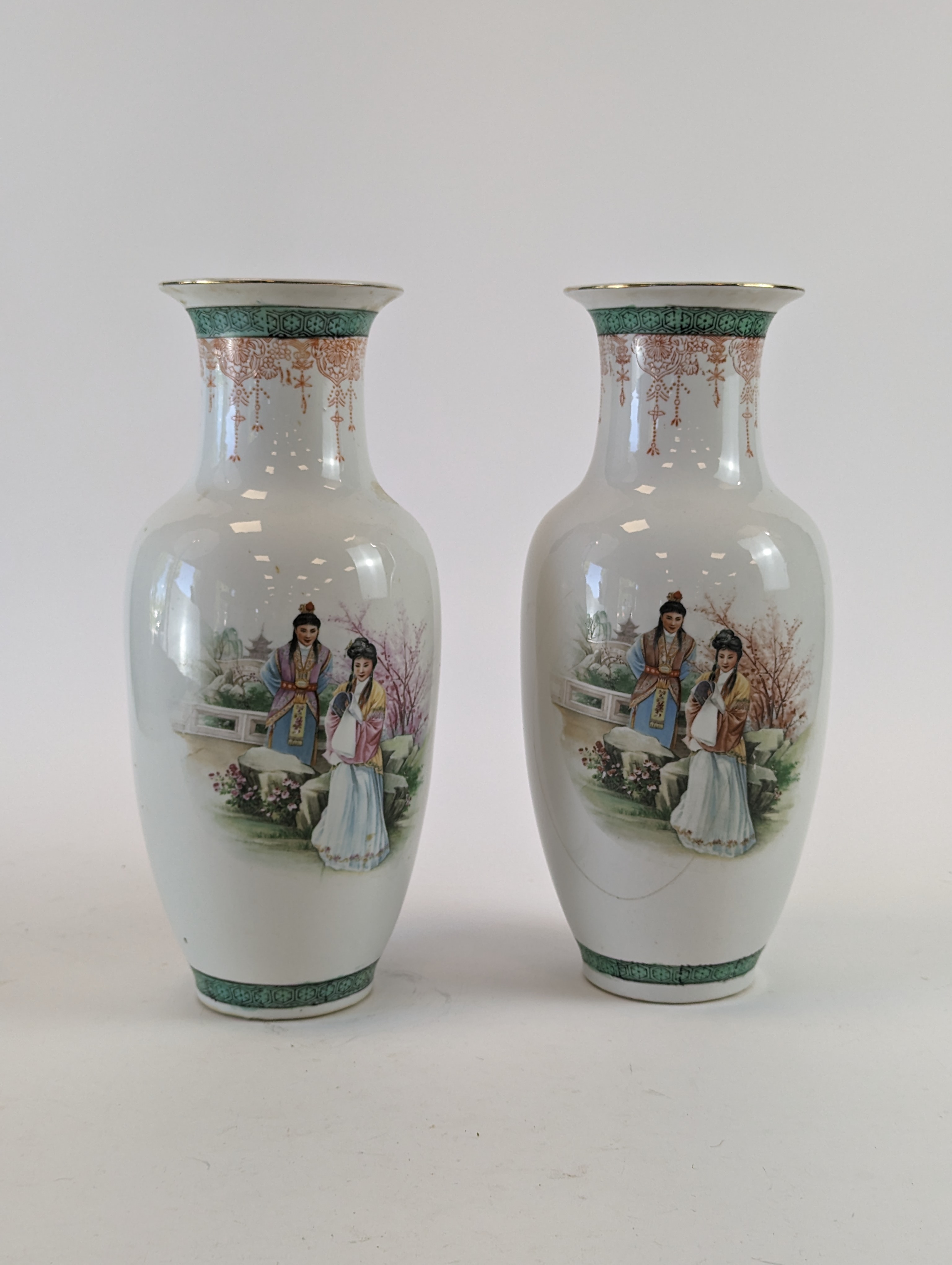 PAIRE DE VASES balustres en porcelaine à...