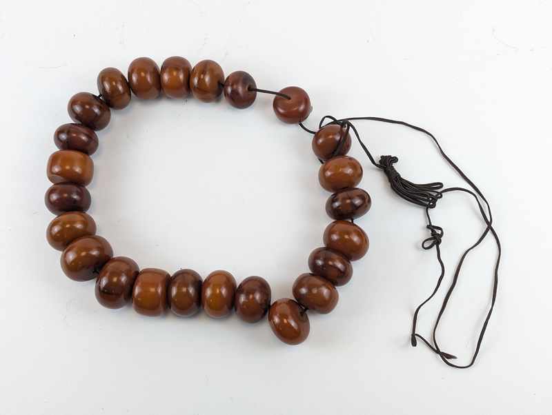 COLLIER DE 24 IMPORTANTES PERLES D'AMBRE...