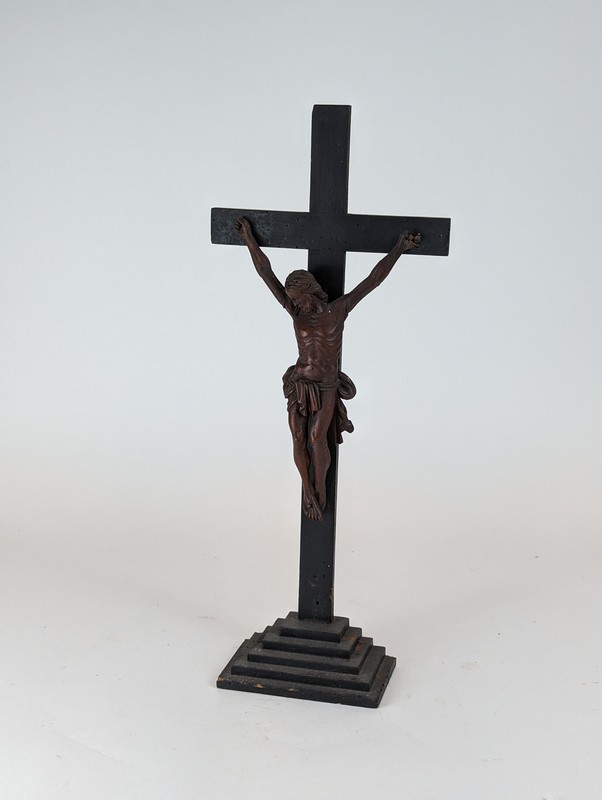 CRUCIFIX en bois sculpté teinté à périzonium...