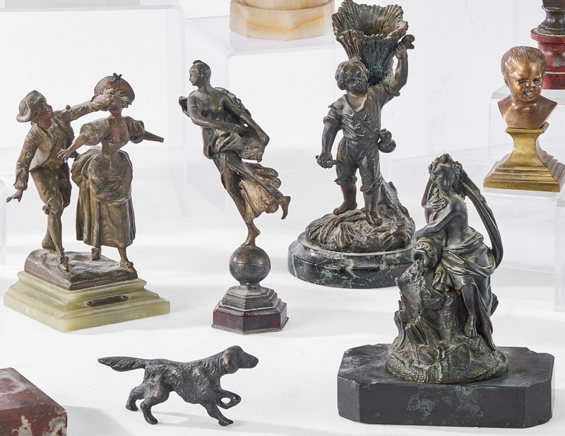 CINQ FIGURINES en bronze dont : couple de...