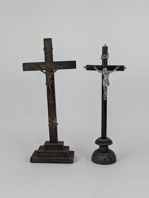 DEUX CRUCIFIX en métal sur croix en bois....