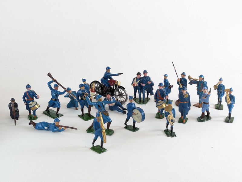 22 FIGURINES en plomb peint en uniforme Bleu...