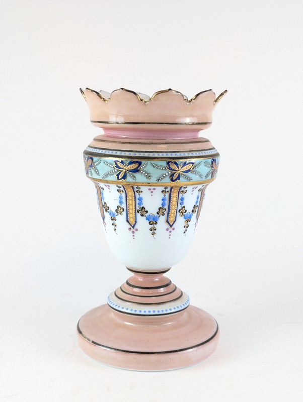 VASE balustre en opaline rose et blanche...