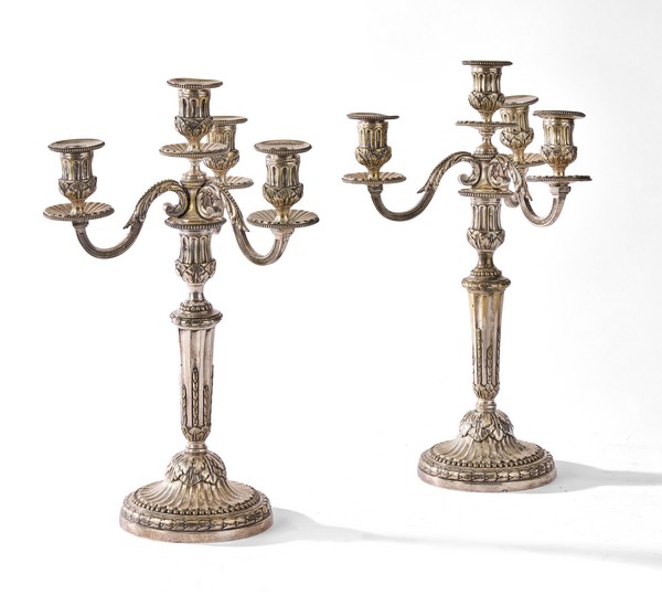 PAIRE DE CANDELABRES pouvant former flambeaux...