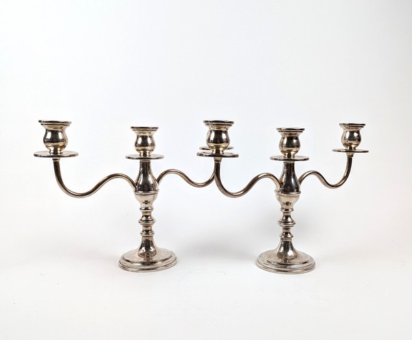 PAIRE DE CANDELABRES en argent (800) à trois...