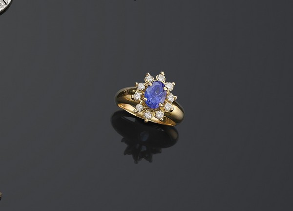 BAGUE marguerite en or (750) ornée d'une...