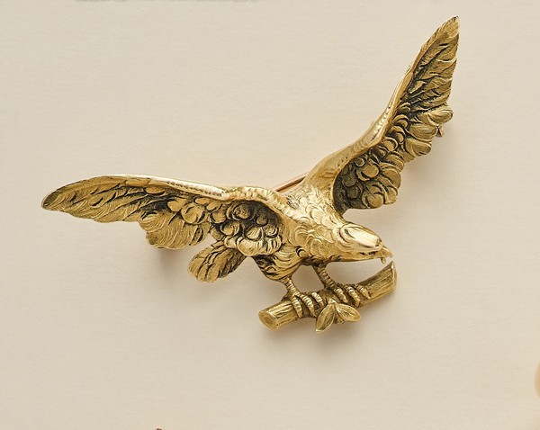 BROCHE en or jaune (750) à décor d'un aigle...