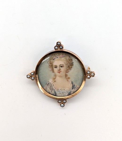 PETITE BROCHE ronde ornée d'une miniature...