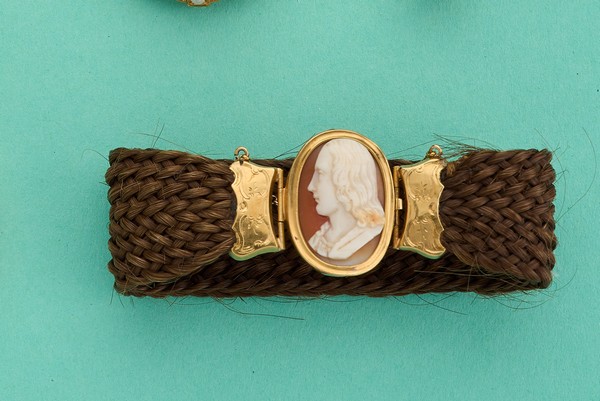 BRACELET en cheveux tressés et fermoir en...