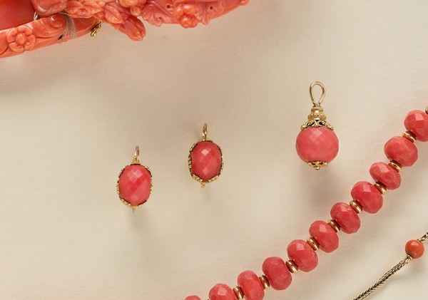 PAIRE DE BOUCLES D'OREILLES ET UN PENDENTIF...