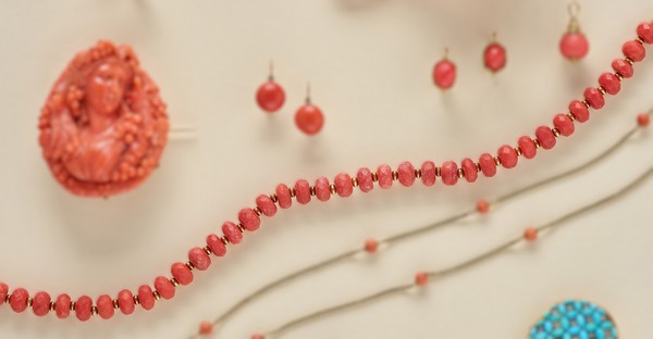 COLLIER de perles de corail facetées alternées...